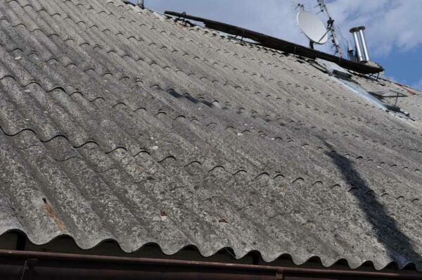 Dach pokryty azbestem.