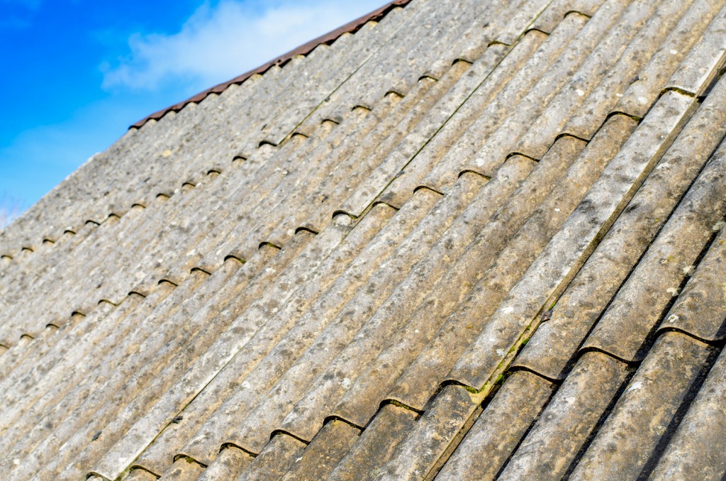 Dach pokryty azbestem.