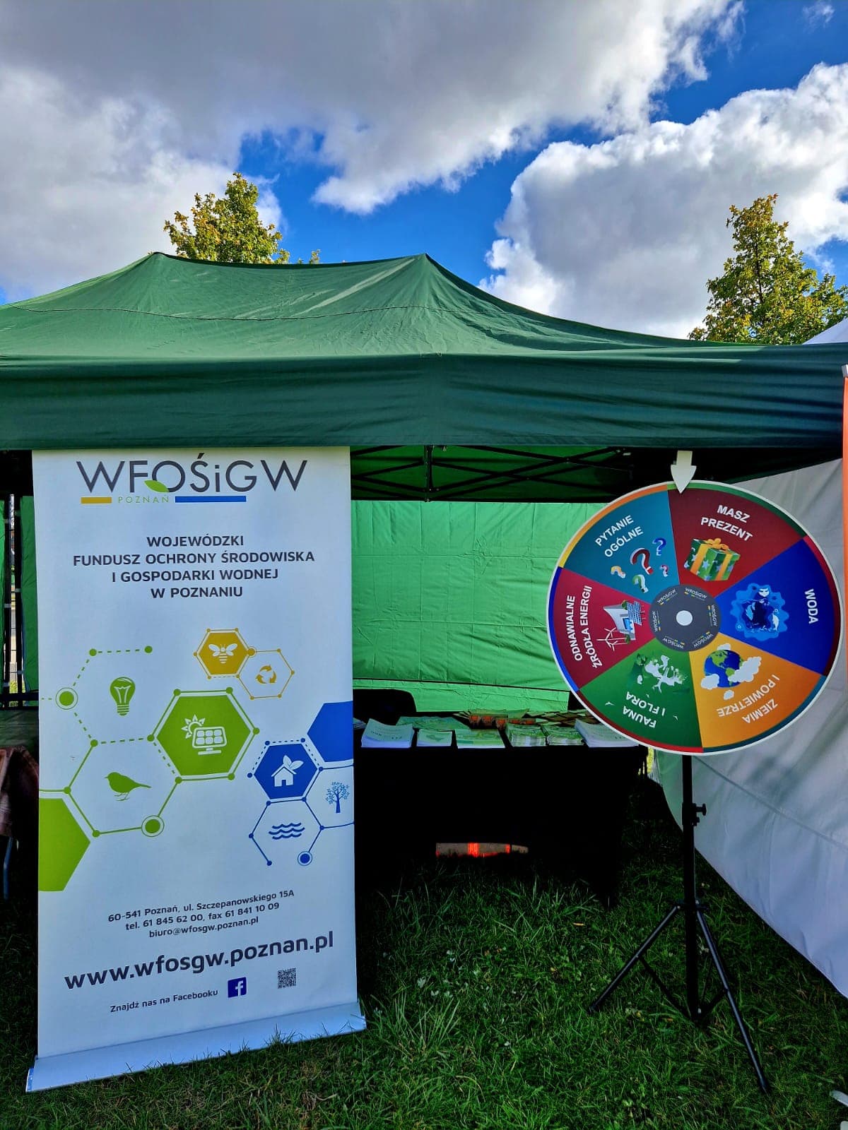 Stoisko wystawiennicze na festynie.