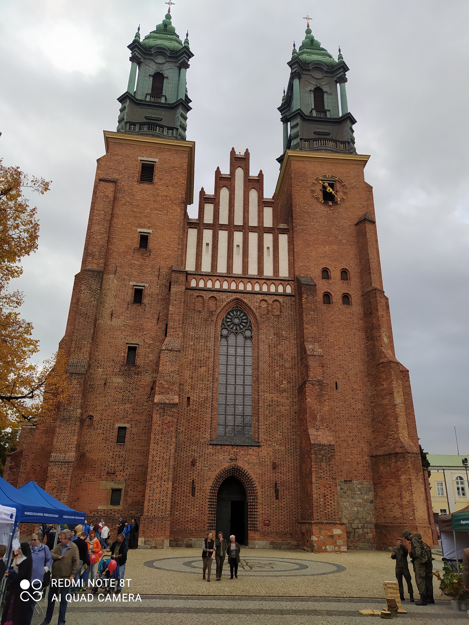 Festyn i stoiska wystawiennicze na tle budynku katedry.