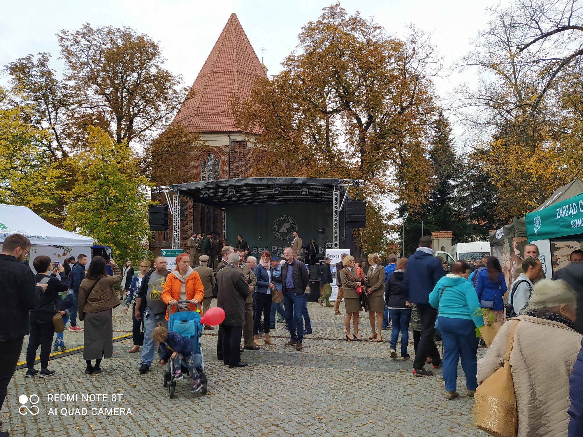 Grupa ludzi podczas festynu.