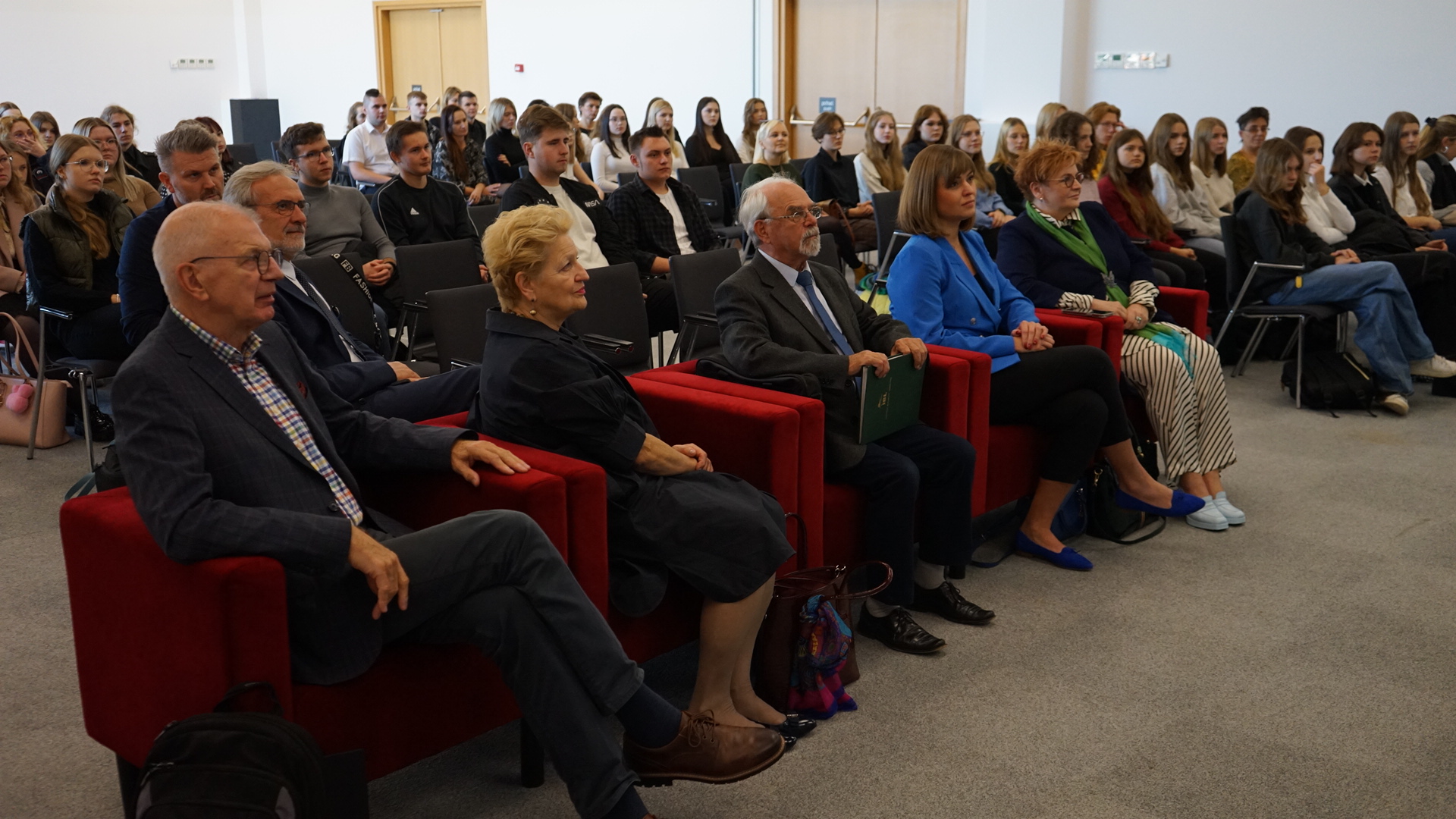 Sala wypełniona widownią.