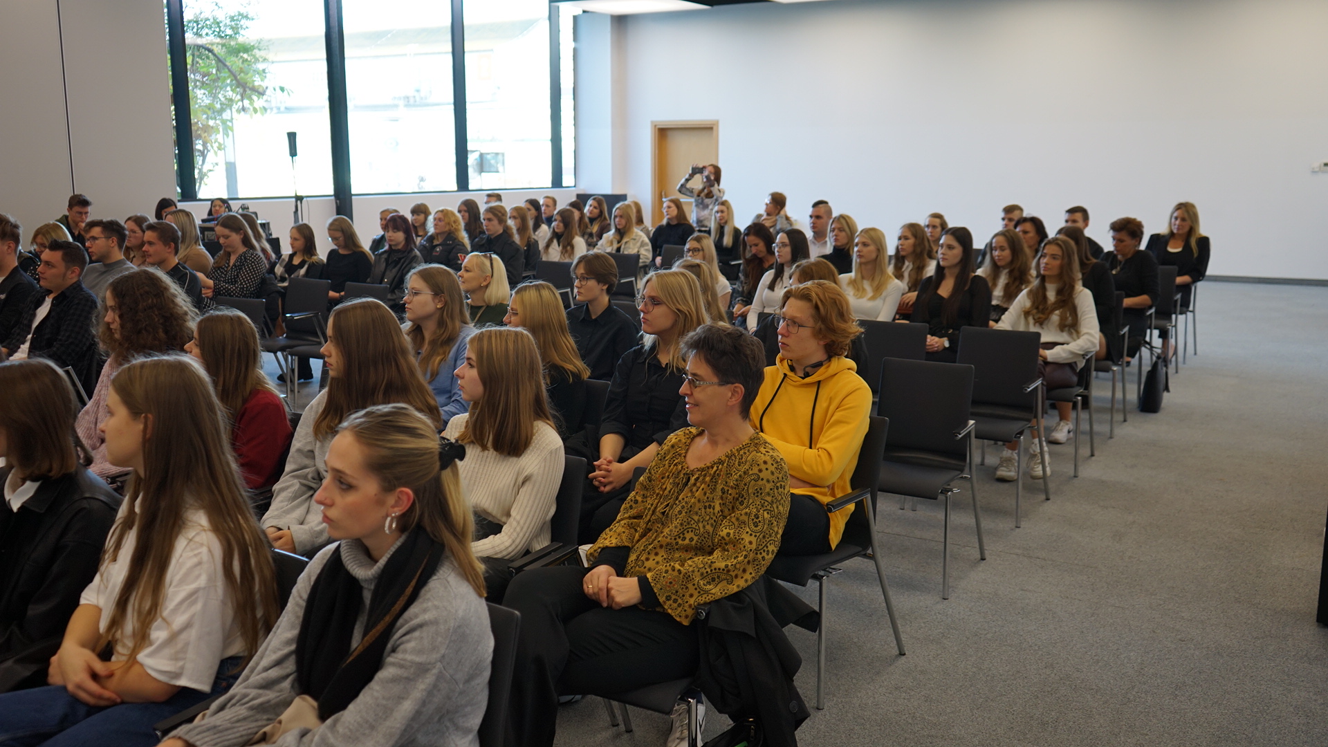 Sala wypełniona widownią.