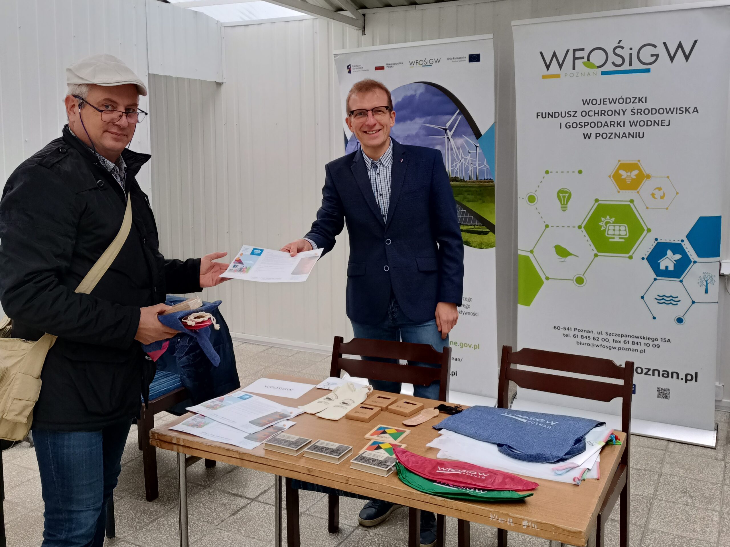 2 osoby stoją przy stole.