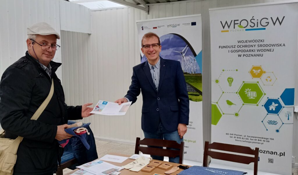 2 osoby stoją przy stole.