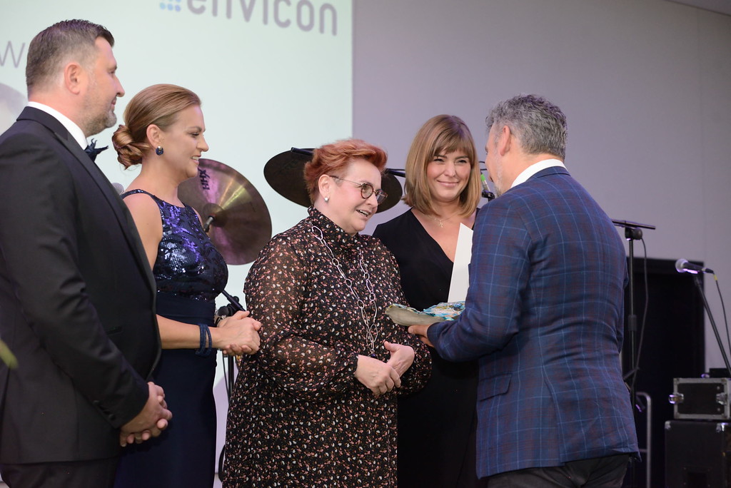 5 osób stoi na scenie.