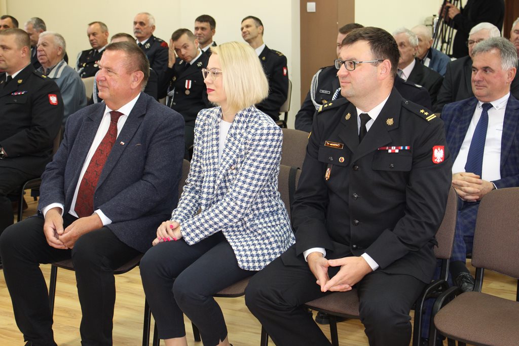 Sala wypełniona ludźmi siedzącymi na krzesłach.