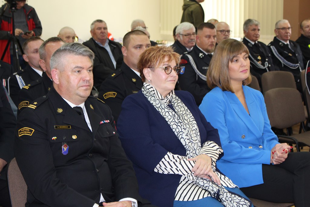 Sala wypełniona ludźmi siedzącymi na krzesłach.