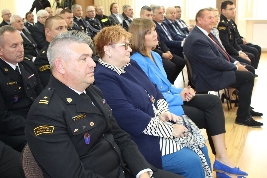 Sala wypełniona ludźmi siedzącymi na krzesłach.