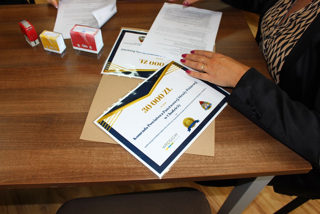 Stół z dokumentami.