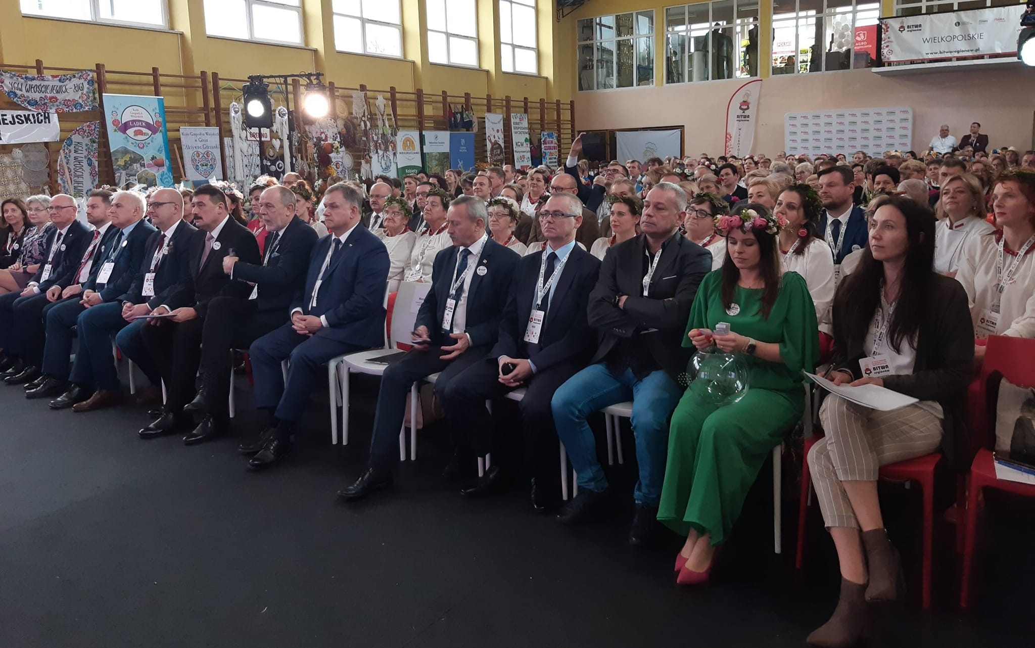 Sala wypełniona ludźmi.