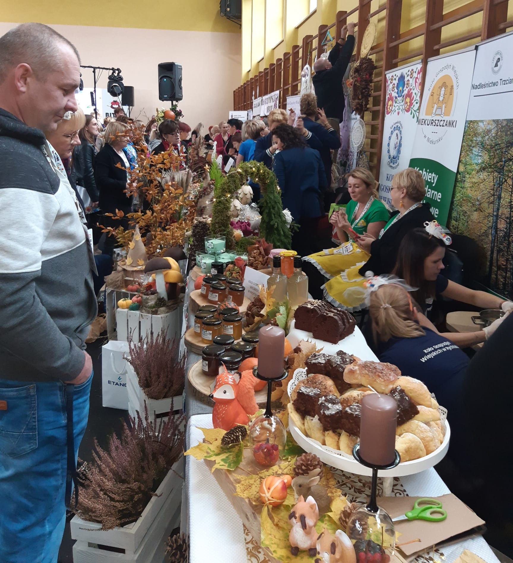 Ludzie przy stoisku wystawienniczym.