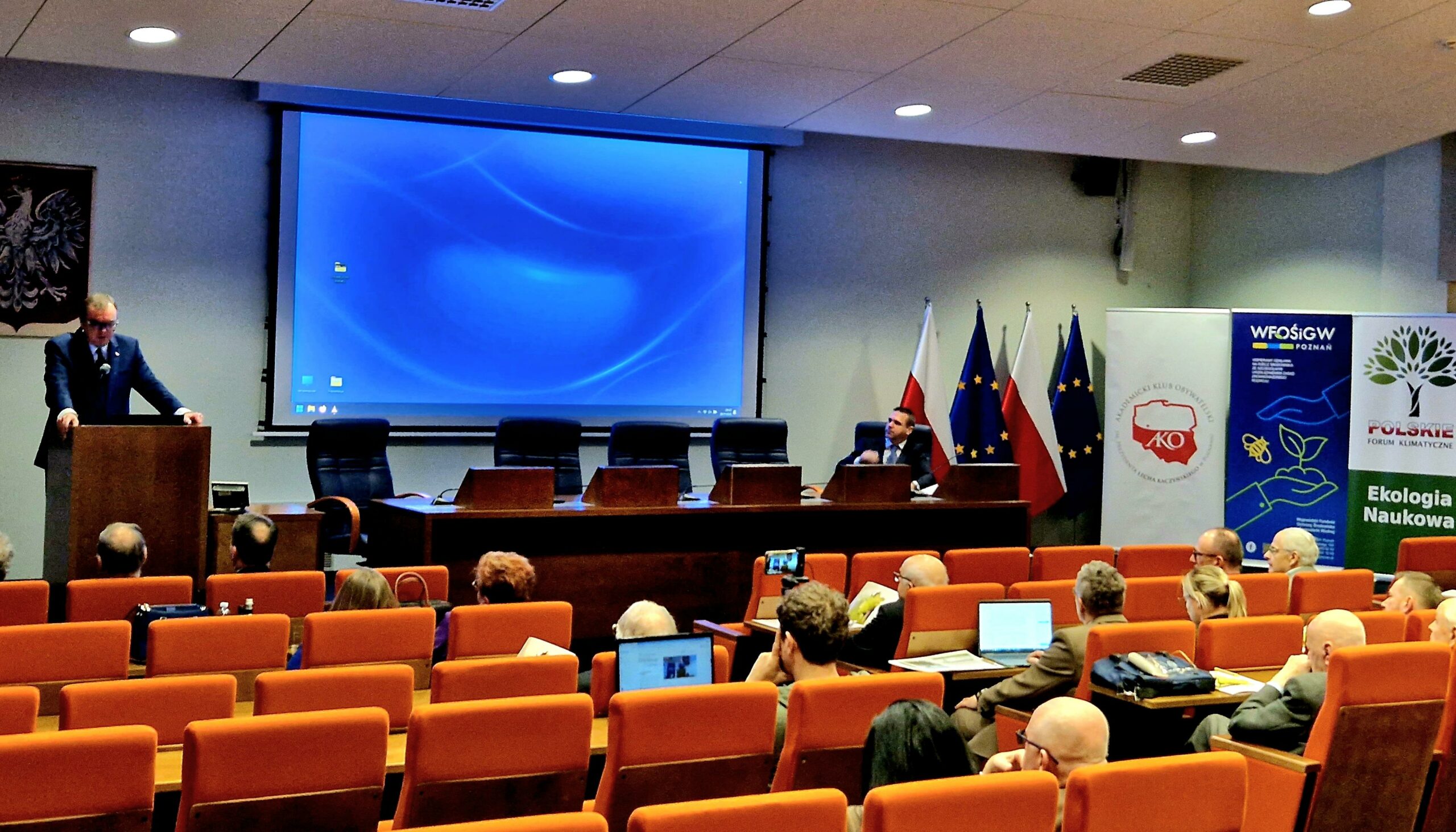 Widok na salę wykładową, na której siedzą ludzie.