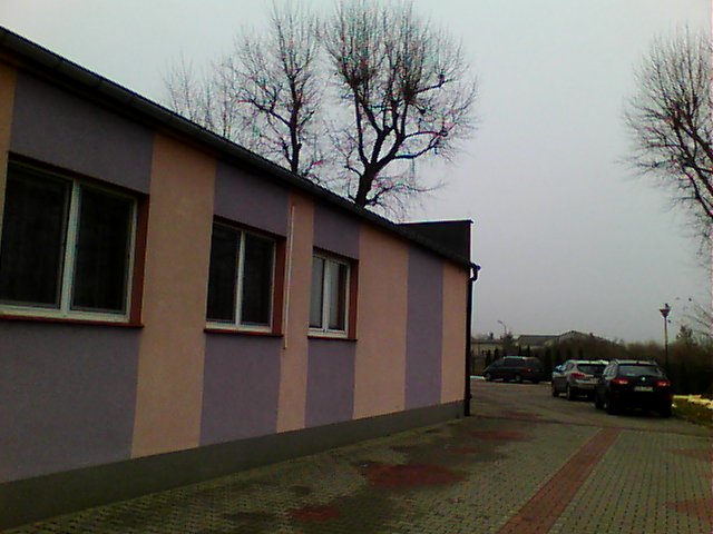 Budynek i w tle 3 auta.