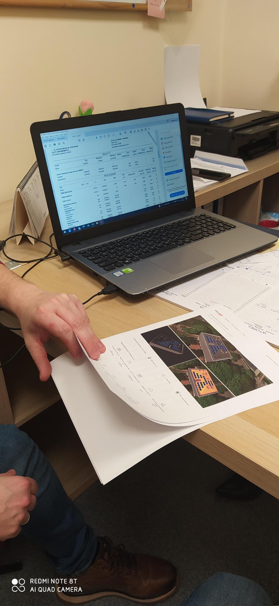 otwarty laptop na biurku