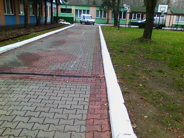 Droga dojazdowa do budynku