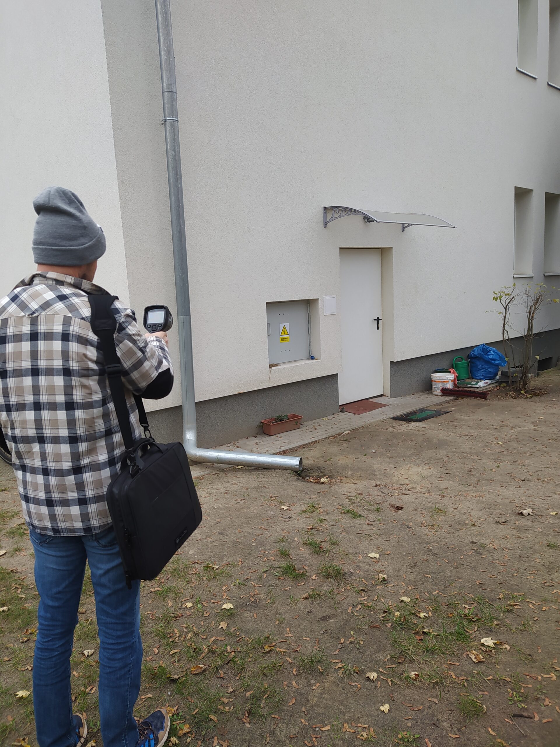 1 osoba na tle budynku