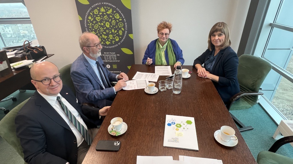 4 osoby siedzą za stołem