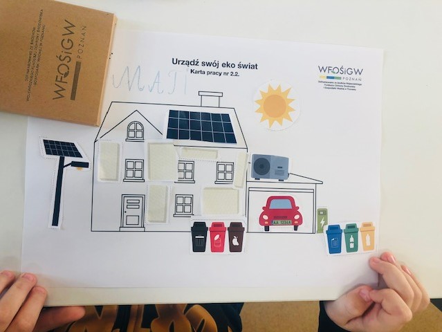 Rysunek i kredki na stole.