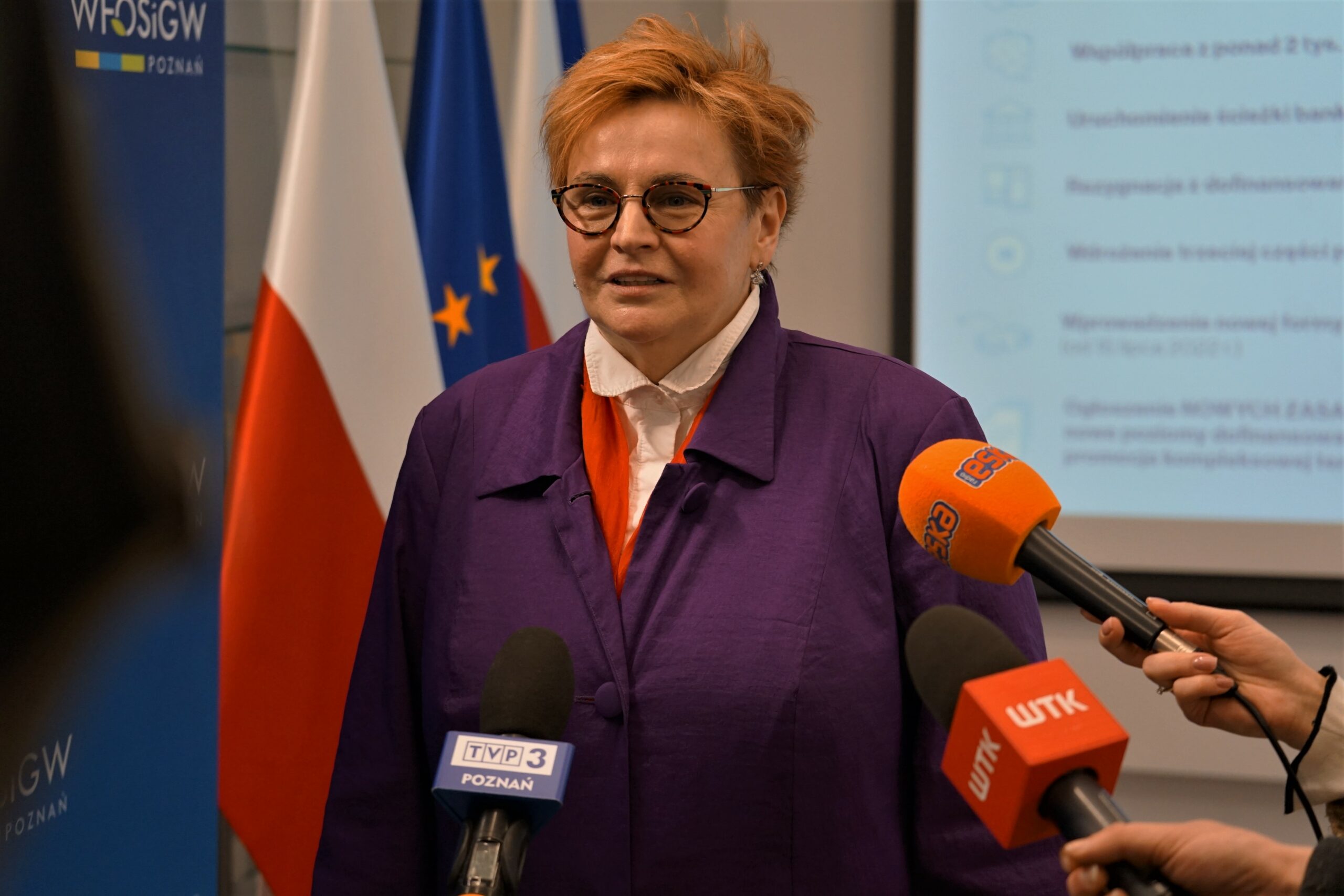 Na zdjęciu znajduje się jedna osoba podczas udzielania wywiadu.