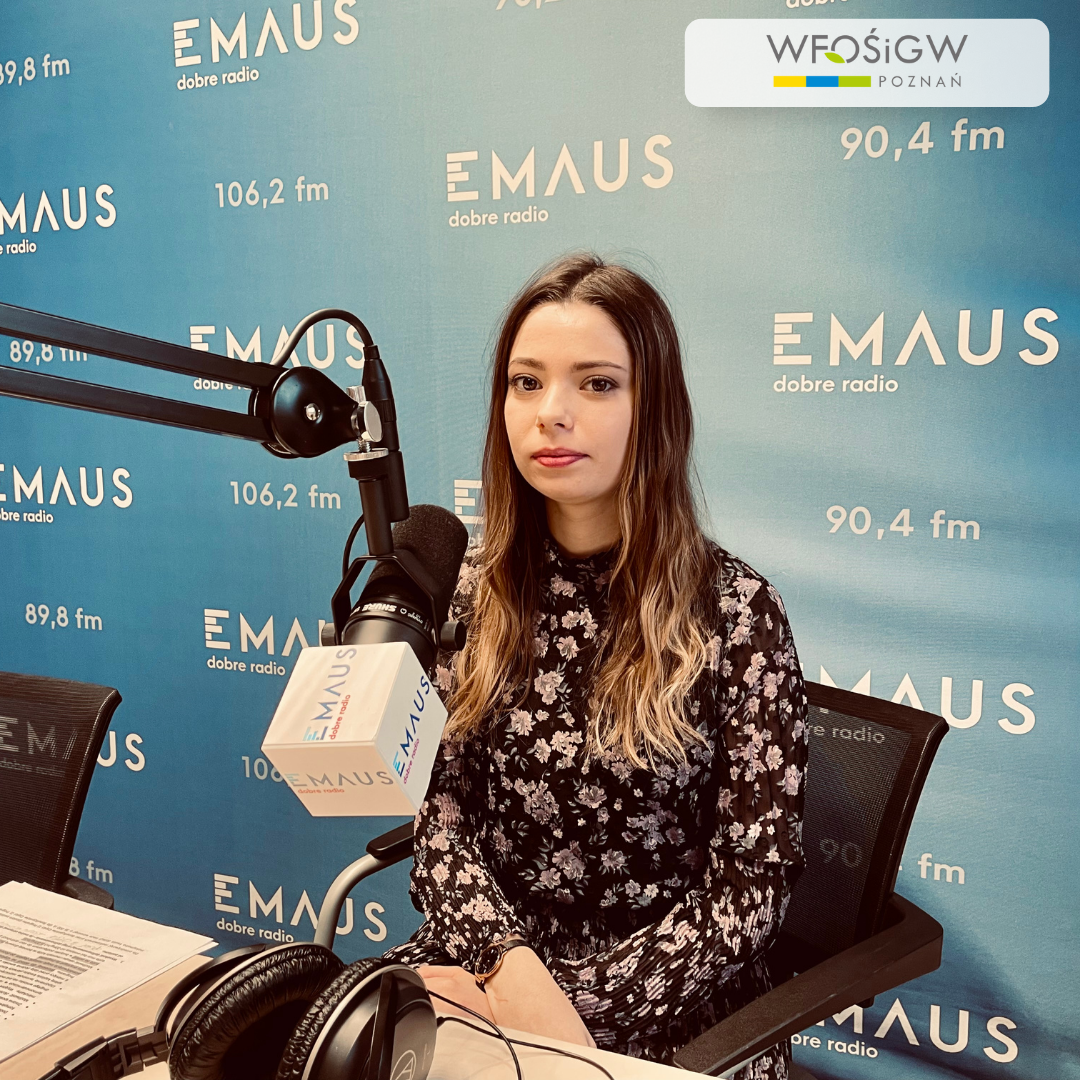 Jedna osoba siedzi na tle ściany.