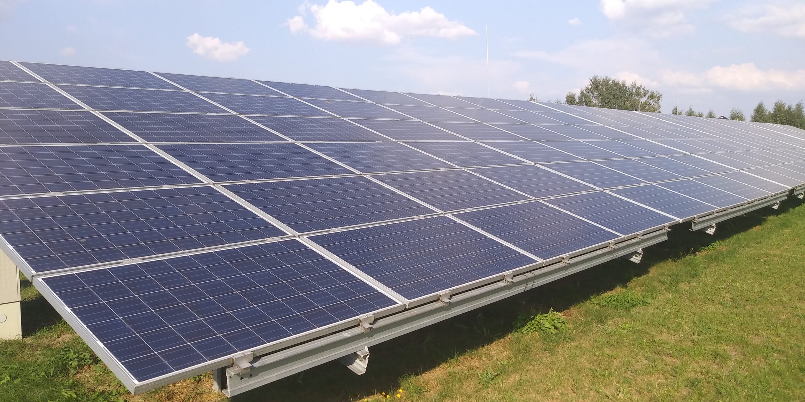 Zdjęcie przedstawia panele fotowoltaiczne.