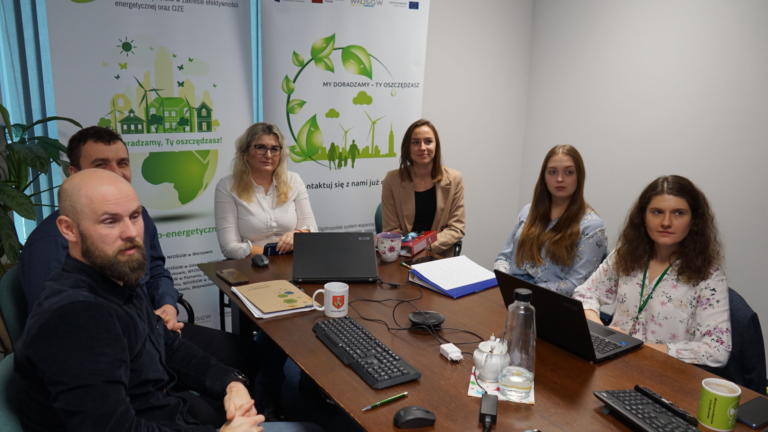 6 osób siedzi przy stole.