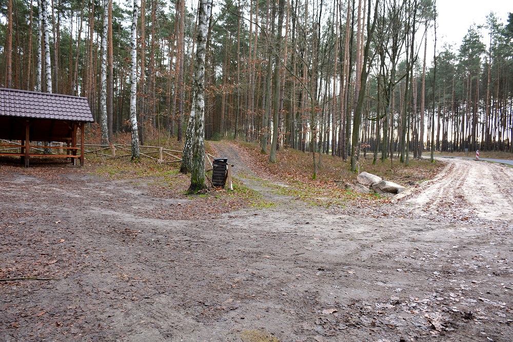Miejsce postoju pojazdów przy ścieżce rowerowej.