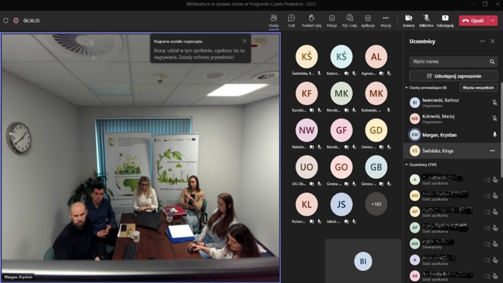 Prezentacja multimedialna podczas szkolenia oraz prowadzący szkolenie.