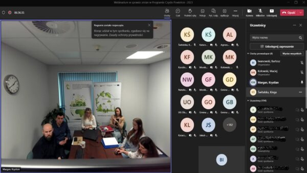 Prezentacja multimedialna podczas szkolenia oraz prowadzący szkolenie.