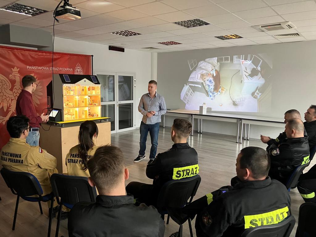 Widok sali, na której szkoleni są strażacy.