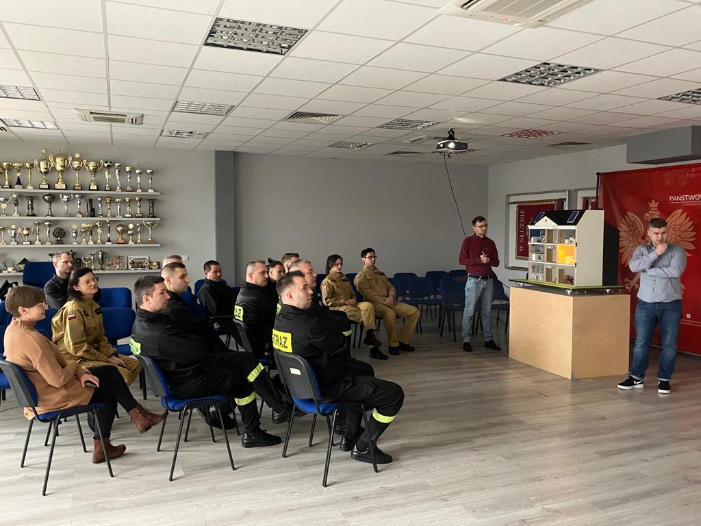 Zdjęcie przedstawia salę, na której szkolą się strażacy z obsługi Mobilnego Symulatora Zagrożeń Przeciwpożarowych.