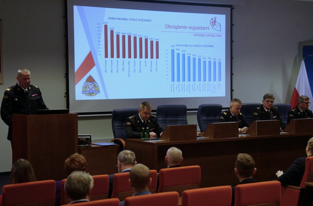 Sala wypełniona ludźmi.