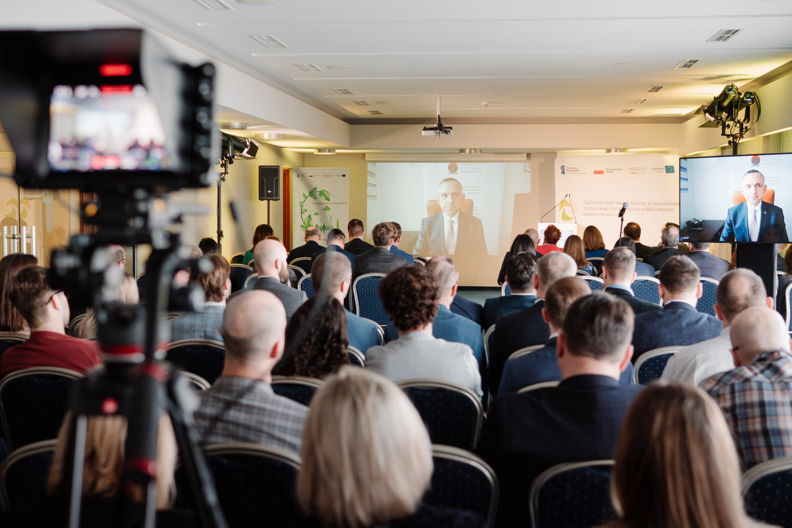 Sala konferencji wypełniona ludźmi.