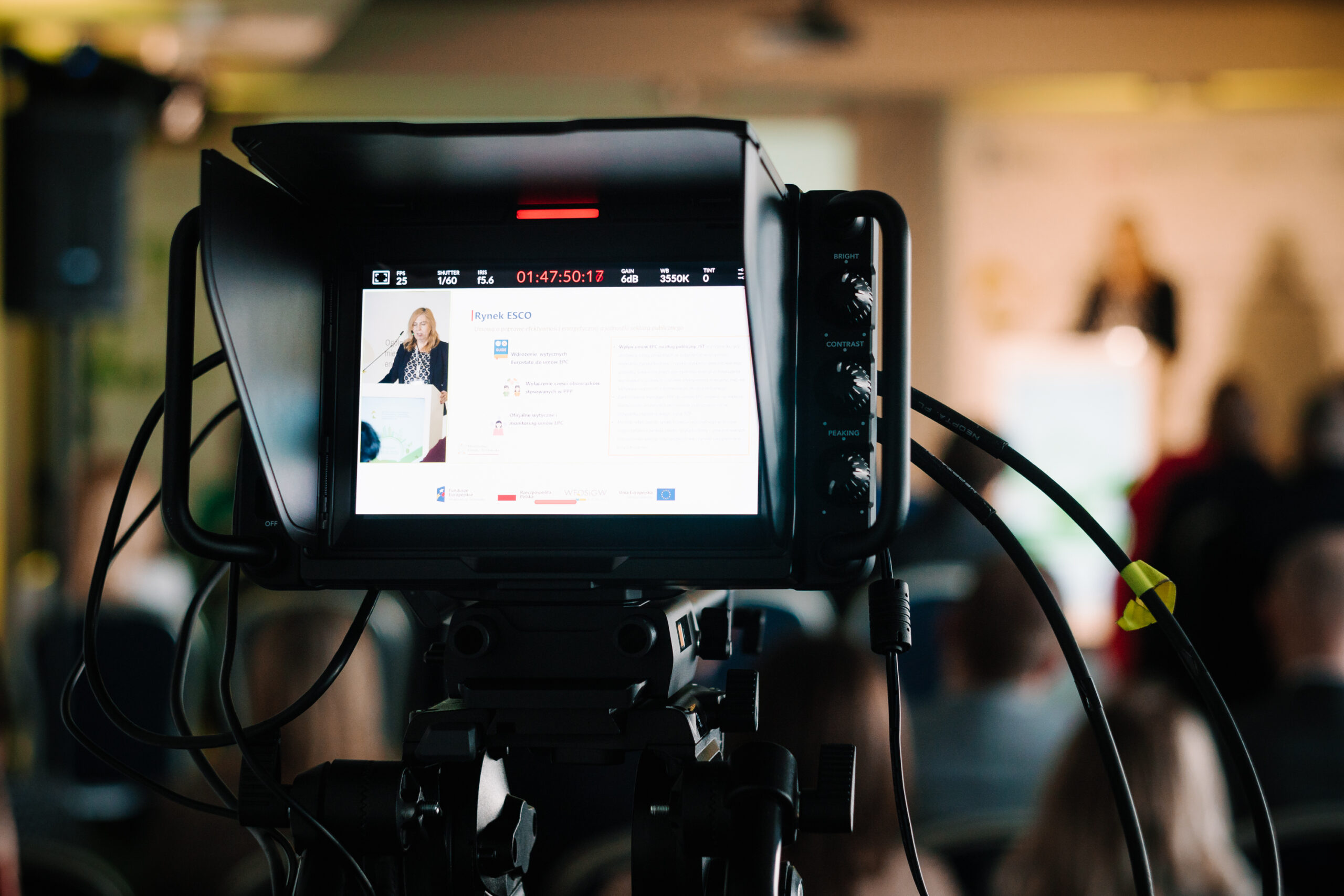 Kamera nagrywająca konferencję.