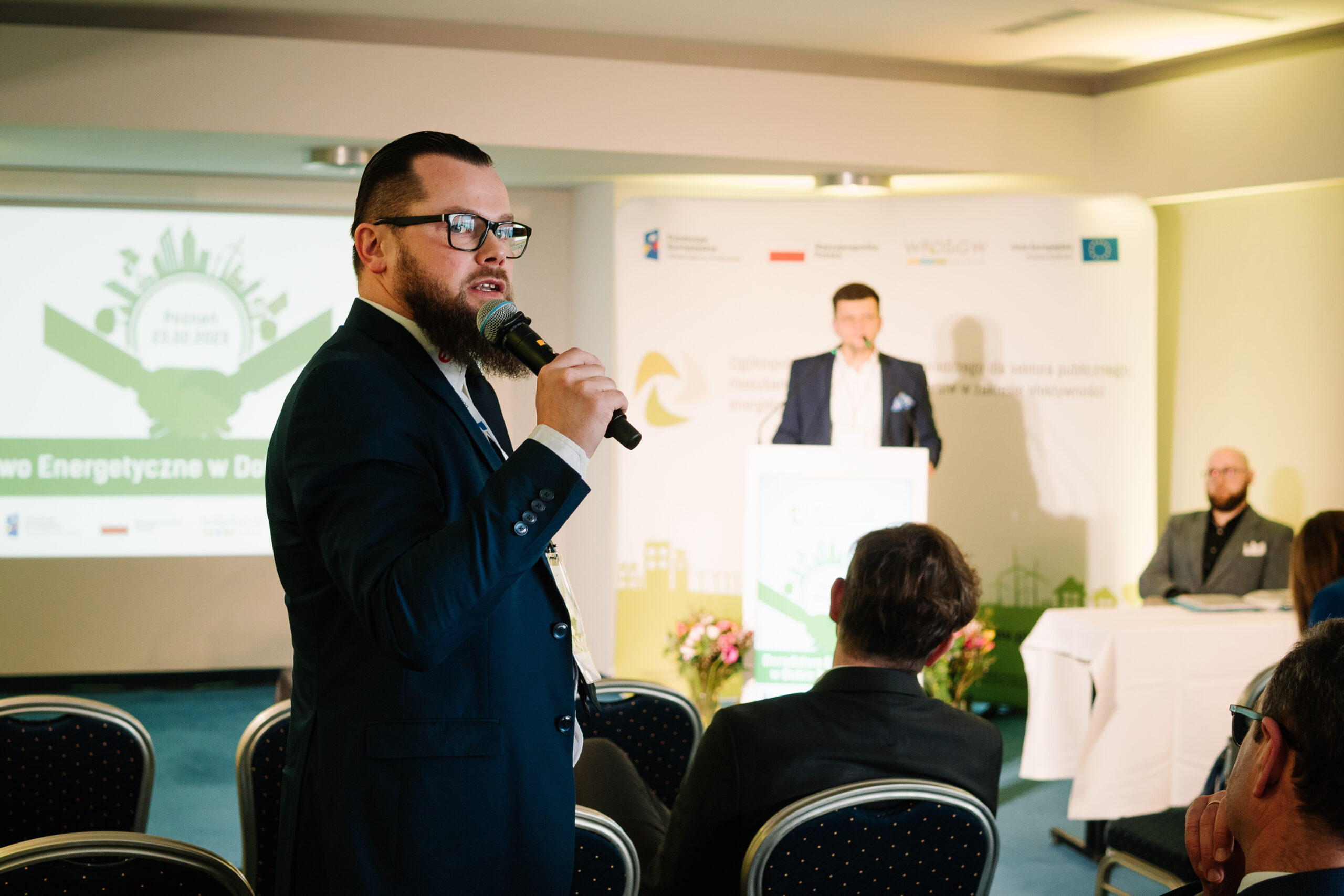Uczestnik konferencji zadaje pytanie do mikrofonu.