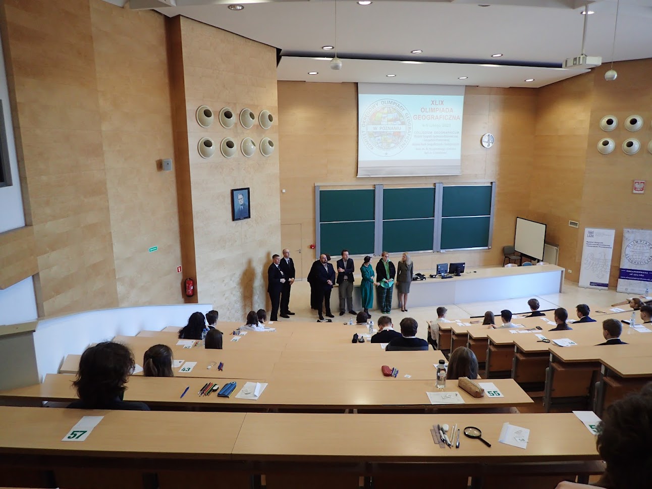 Sala wykładowa akademicka, a na niej osoby siedzące.