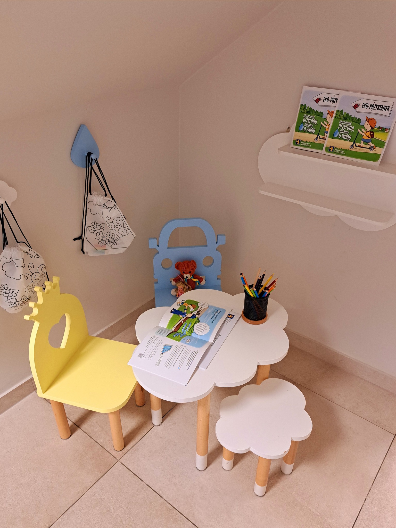 Zdjęcie przedstawia kącik dzięcięcy W Miejskim Przedsiębiorstwie Wodociągów i Kanalizacji w Lesznie, w którym dostępna jest ekoksiążeczka dla dzieci dofinansowana przez WFOŚiGW w Poznaniu.