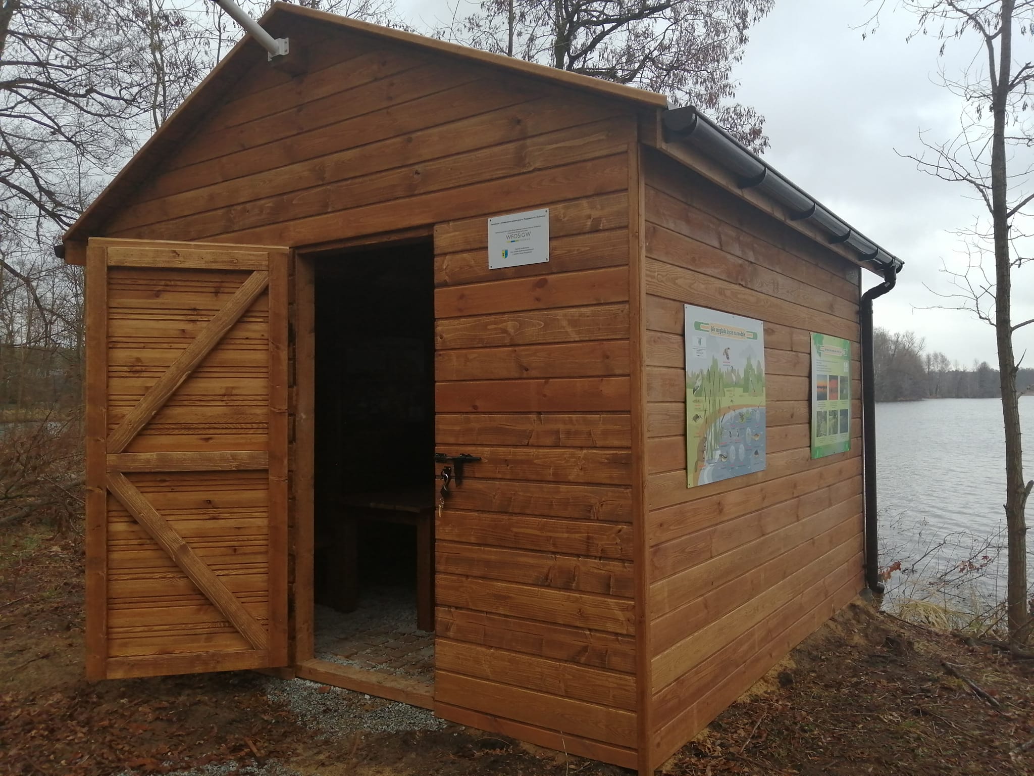 Wiata edukacyjna do obserwacji ptaków w Antoninie.