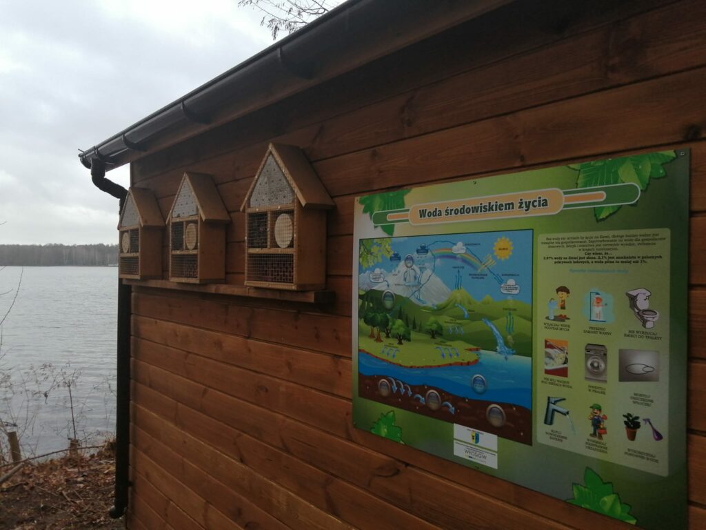Wiata edukacyjna do obserwacji ptaków w Antoninie.