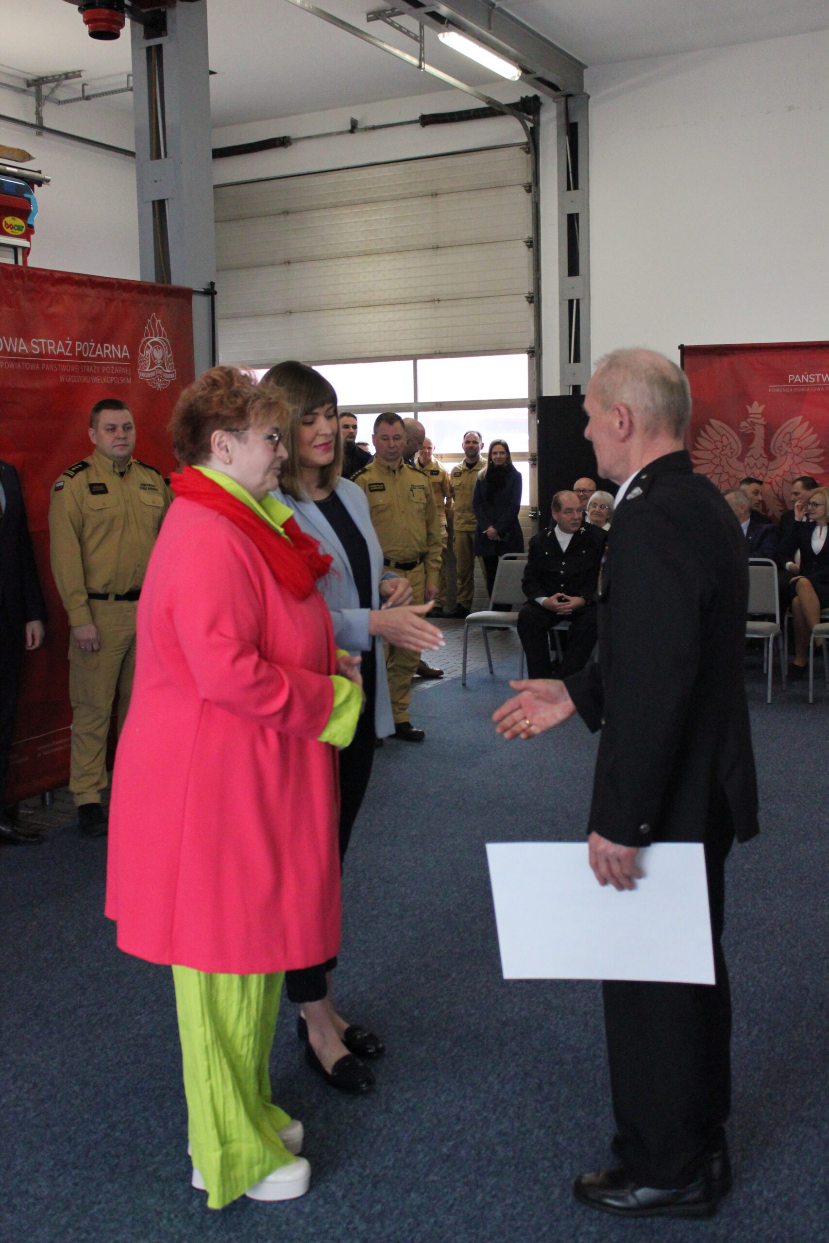 Wręczanie promes strażakom.