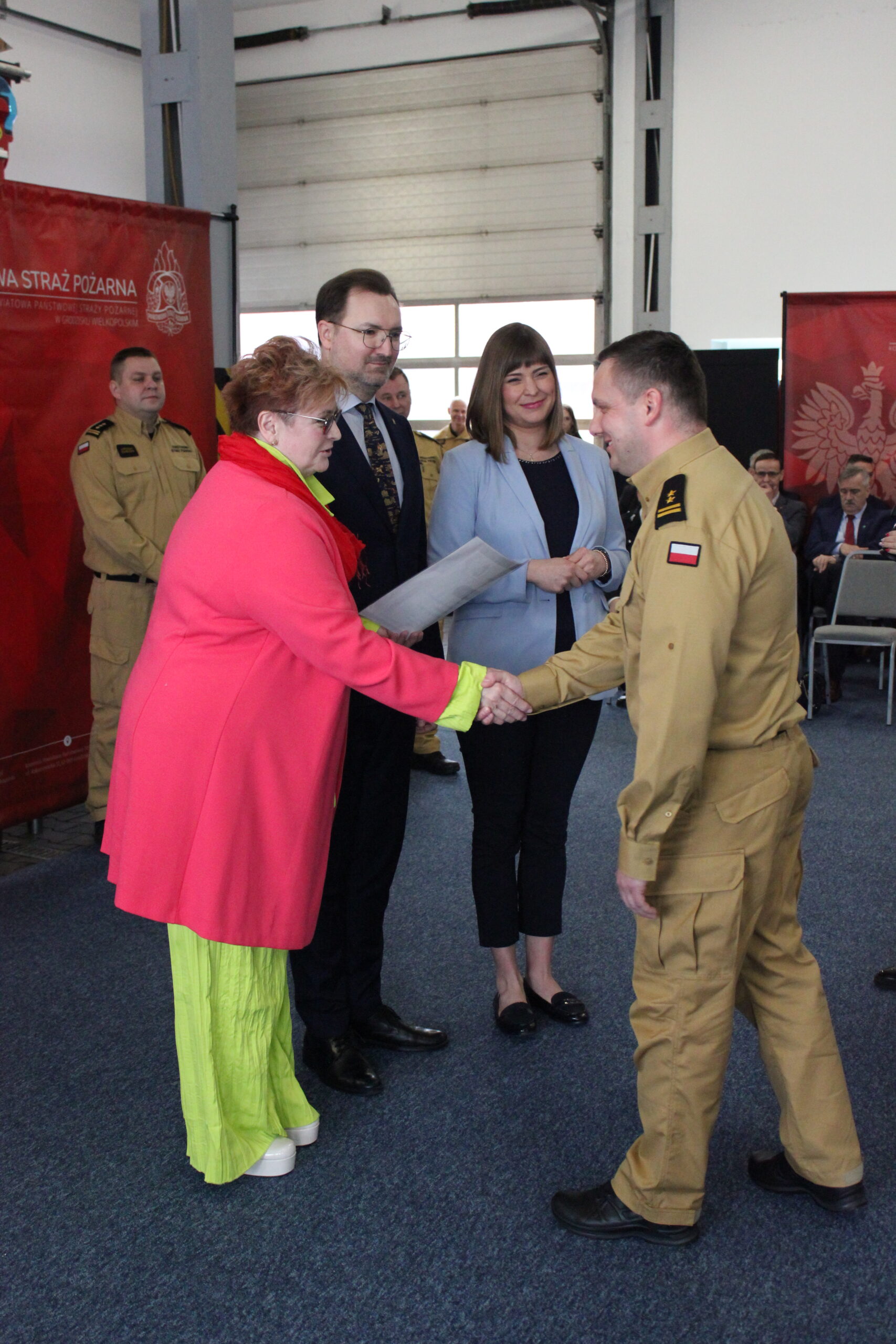 Wręczanie promes strażakom.