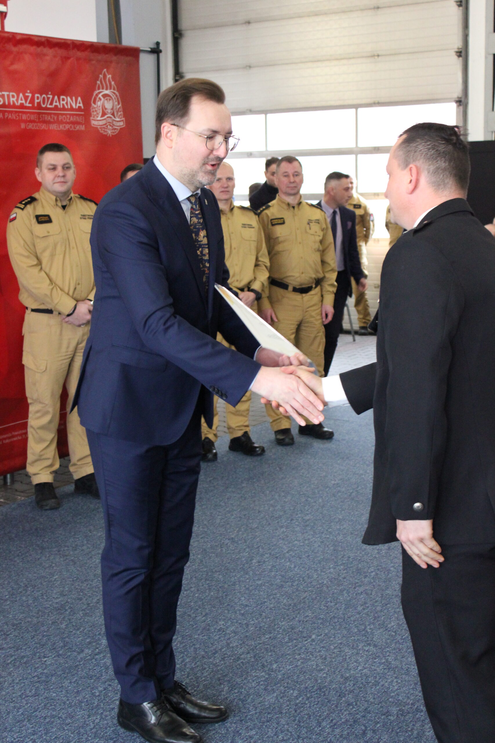 Wręczanie promes strażakom.