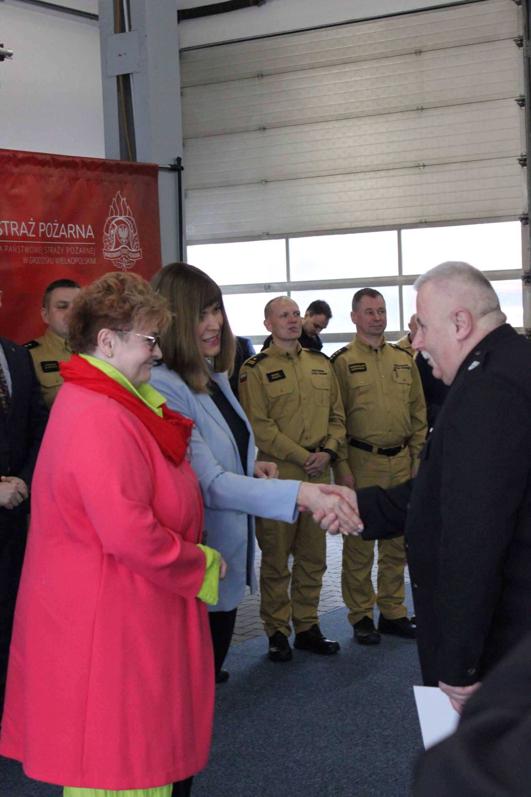 Wręczanie promes strażakom.