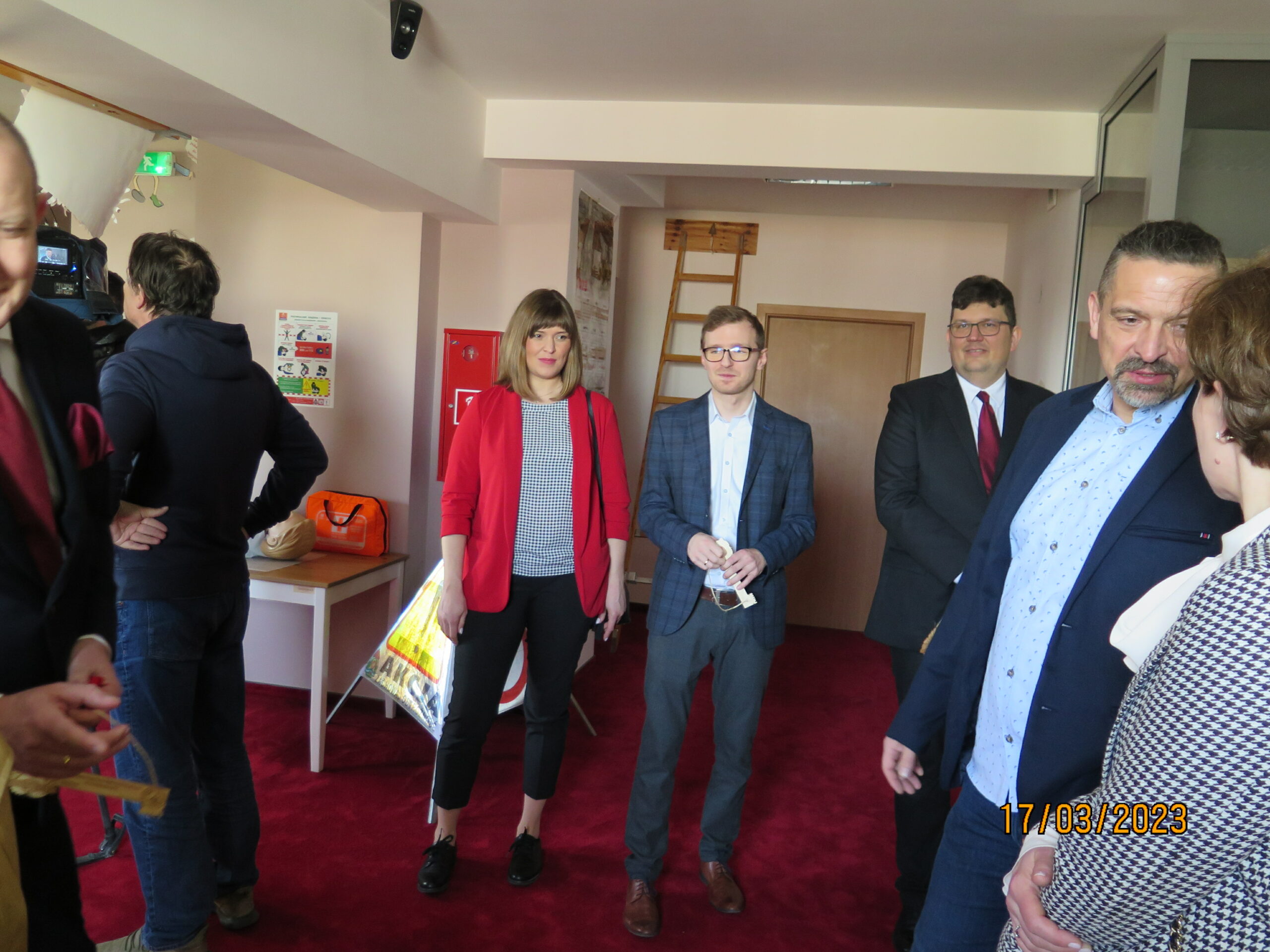 6 osób wchodzi do sali.