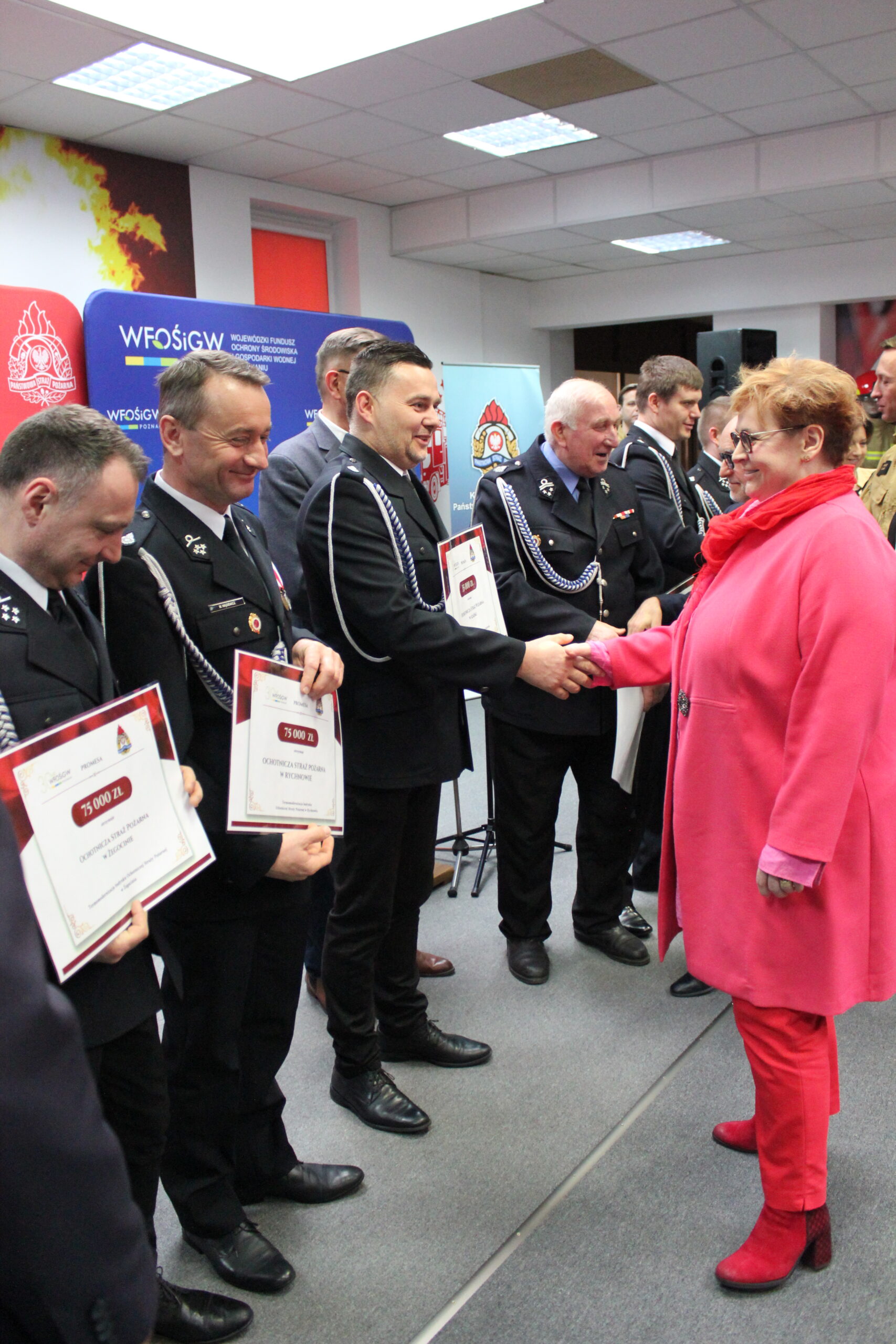 Wręczanie promes i gratulowanie druhom z OSP.
