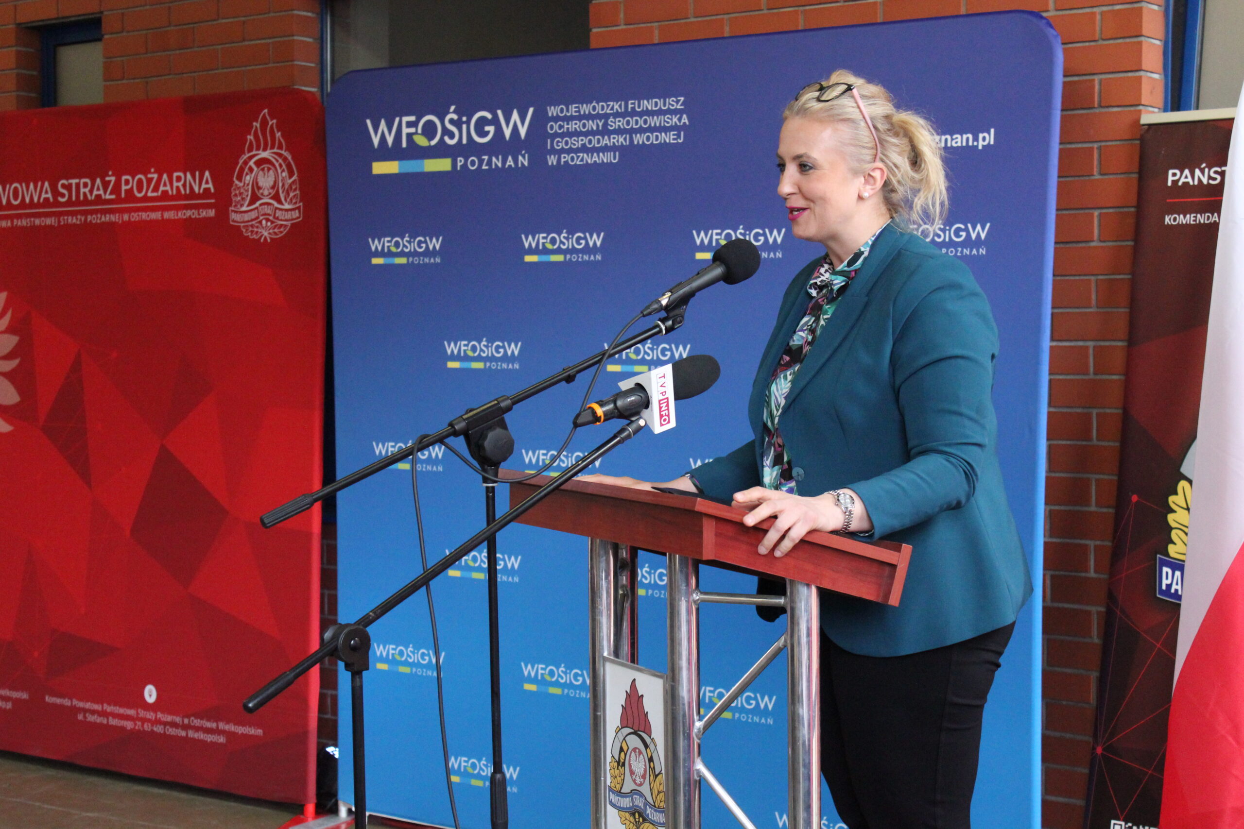 Jedna osoba stoi przy mównicy i przemawia.