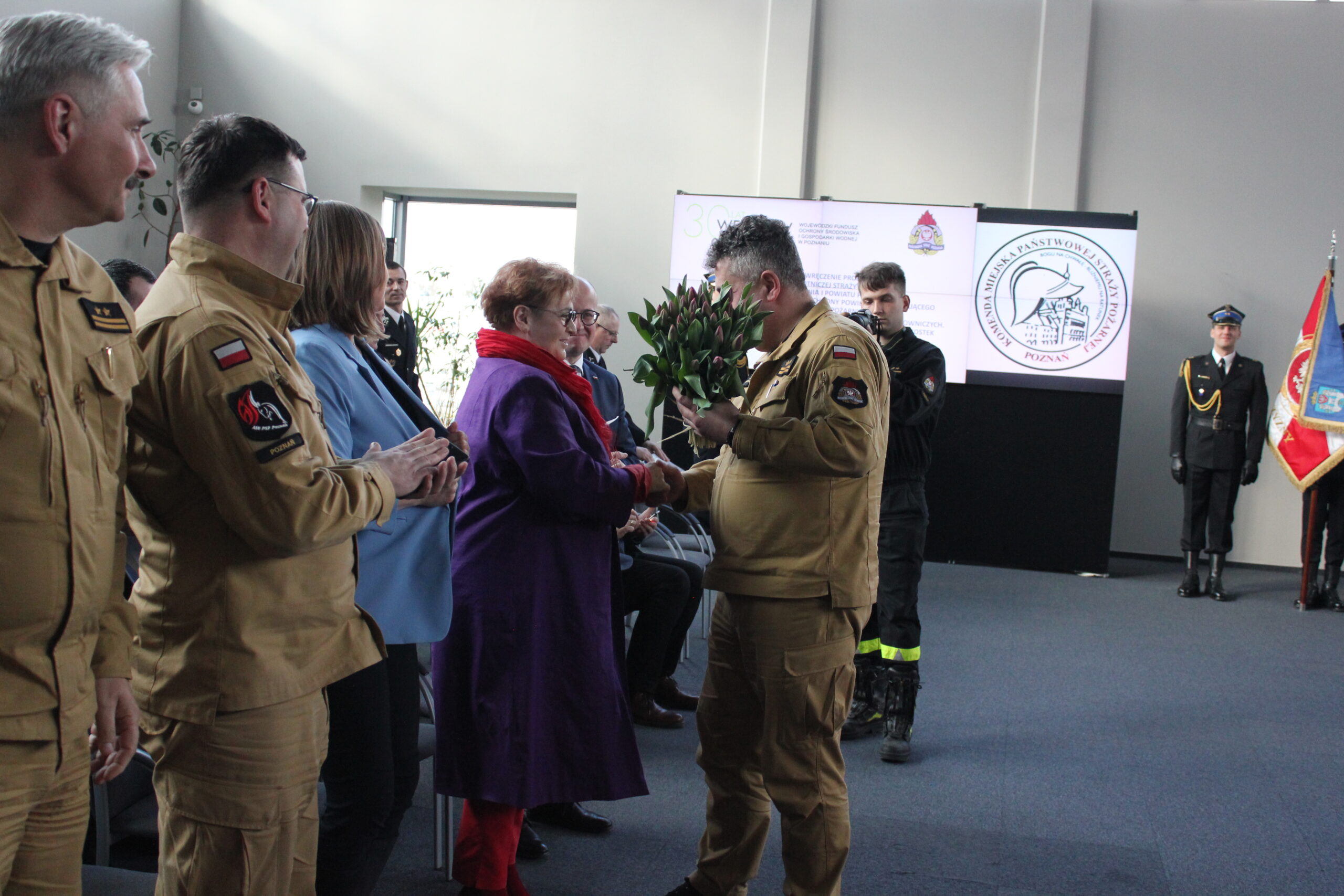 Wręczanie kwiatów.