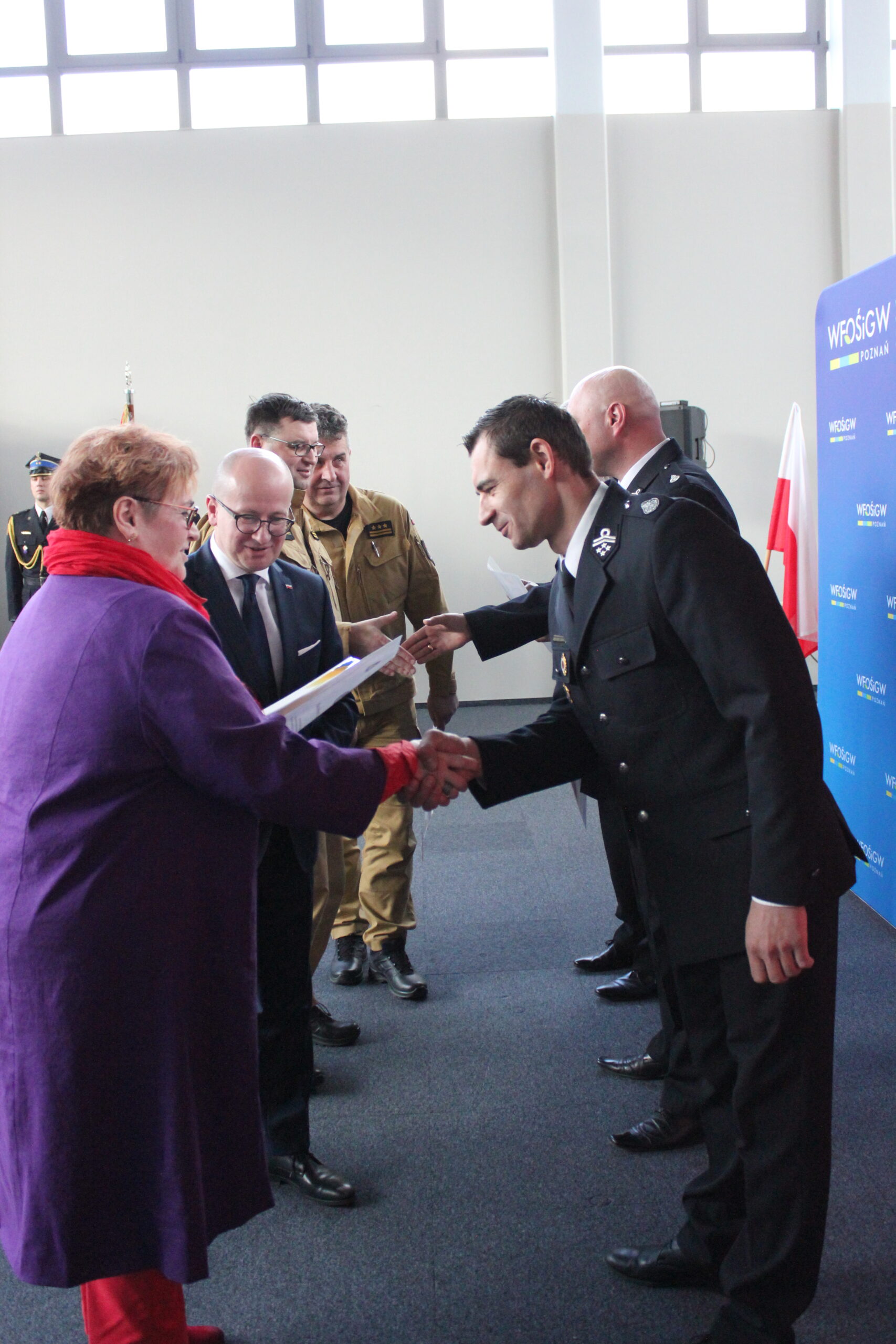 Wręczanie promes oraz gratulacje.