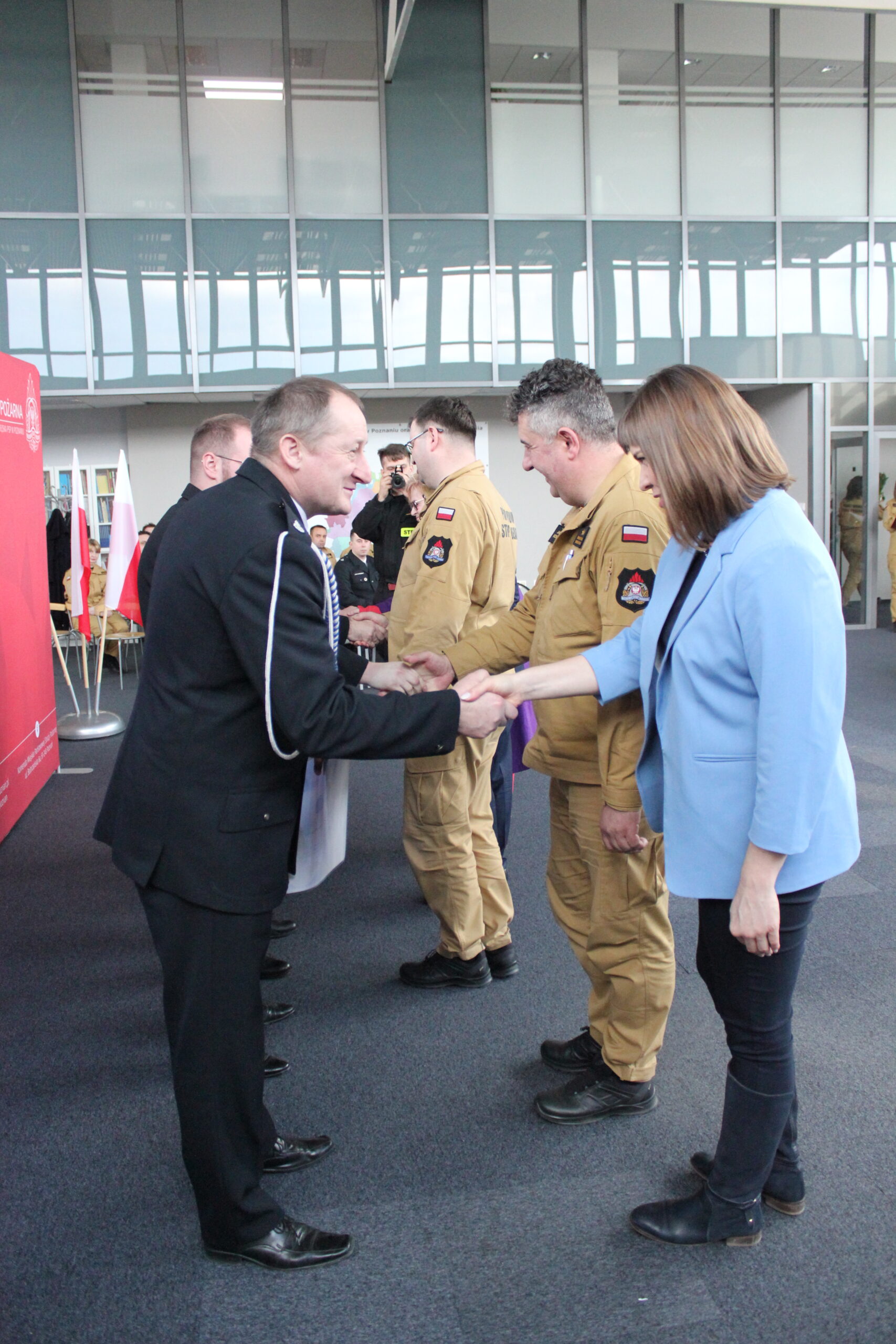 Wręczanie promes oraz gratulacje.